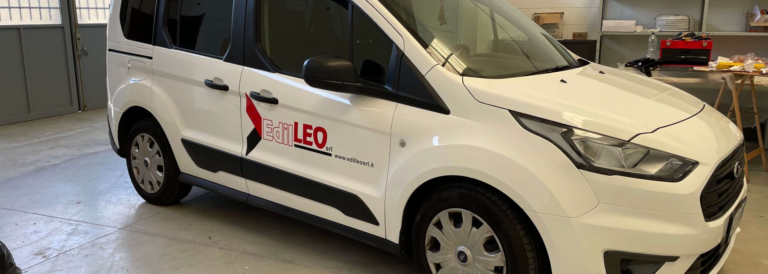 Arredo di un furgone realizzato con adesivi